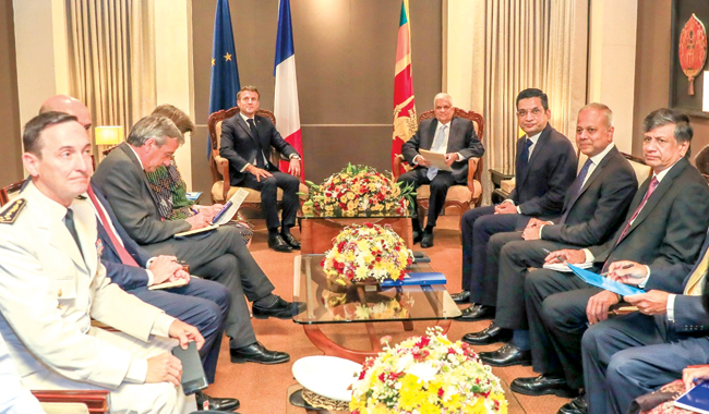 President Ranil Wickremesinghe and French President Emmanuel Macron having bilateral discussions with their respective State delegations.  