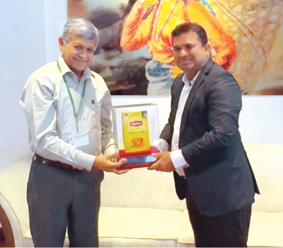  General Manager - Lipton, Rukshan Wickramarachchi  
presents Tea Board Chairman, Niraj De Mel the Lipton Yellow Label plaque.  