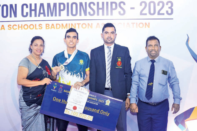 Thilina Rajakaruna of St Sebastian's College Moratuwa receiving boys under 19 champion cash award from chief guest Prabath Indika Assistant Director of Physical Education Education Ministry.