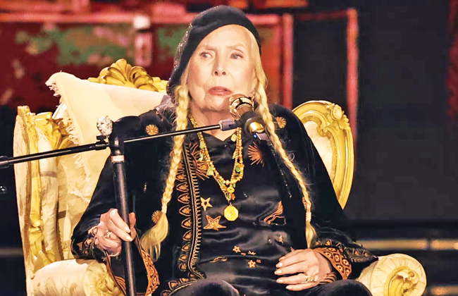 Joni Mitchell performs Both Sides Now
