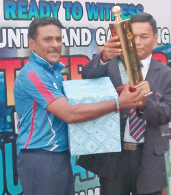 Old Richmond below 50 skipper Samantha Lorensuhewa receiving champions trophy from chief guest Upali Hemalal Wickramasinghe. 