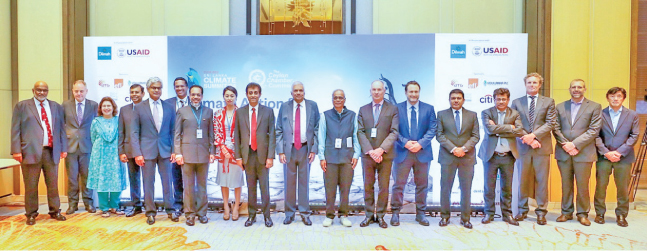 President Ranil Wickremesinghe and the delegates to the summit. 